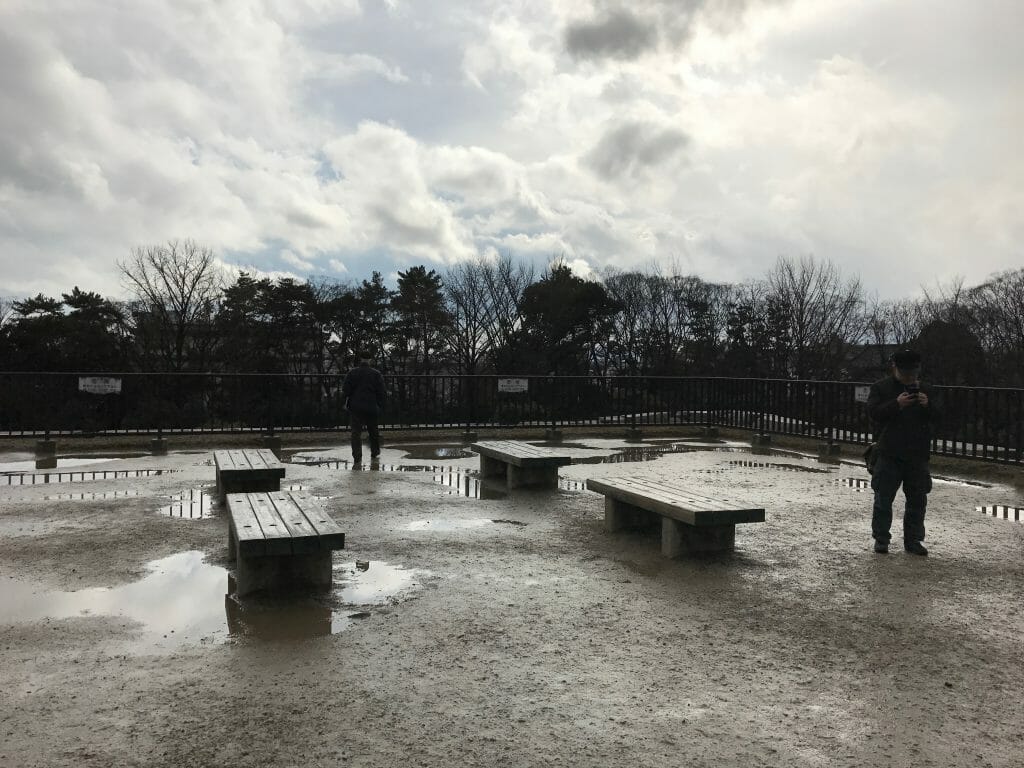 二条城天守閣跡のベンチ