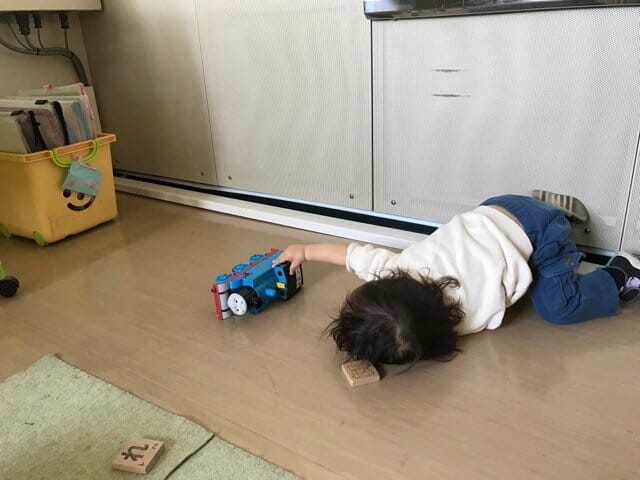 車で遊ぶ次男