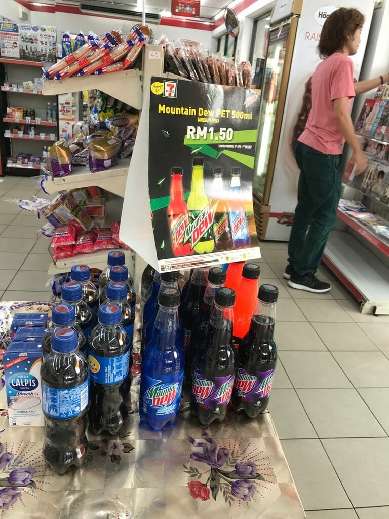 マレーシアのセブンイレブンで販売されているコーラ