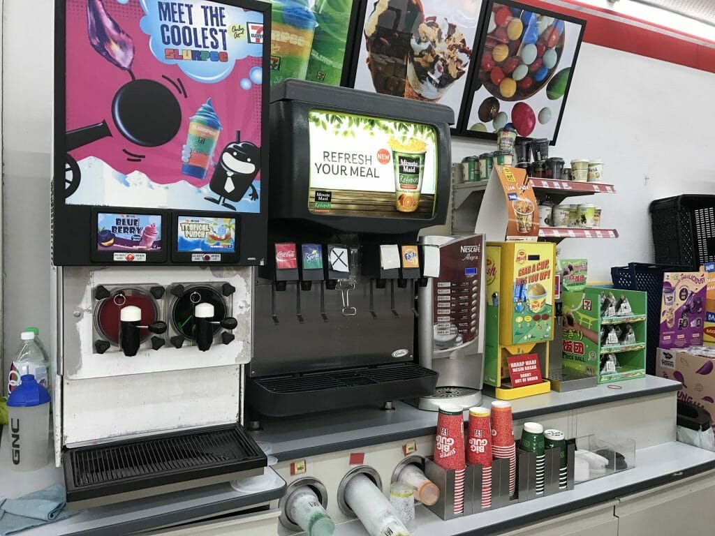 マレーシアのセブンイレブンで販売されているカラフルなジュース