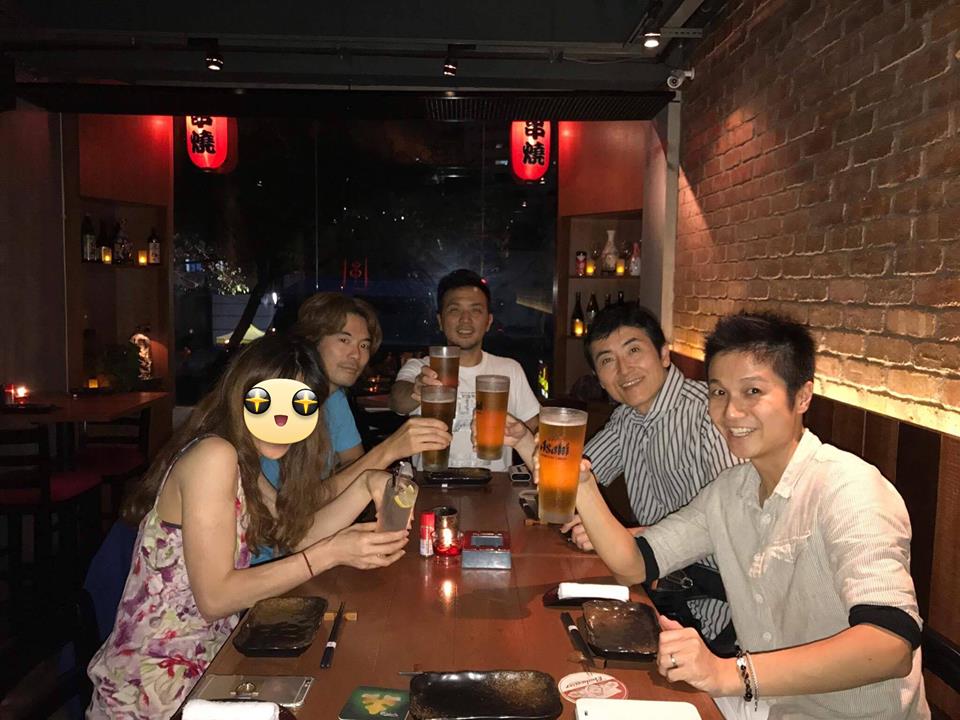 秘密の会合前の前夜祭