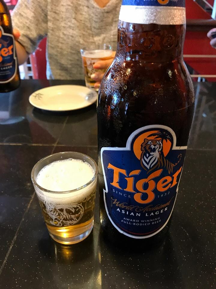 昼間からビールを飲む