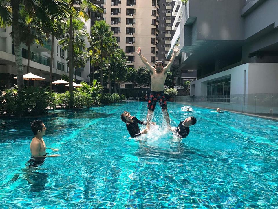 クアラルンプールのプールではしゃぐ