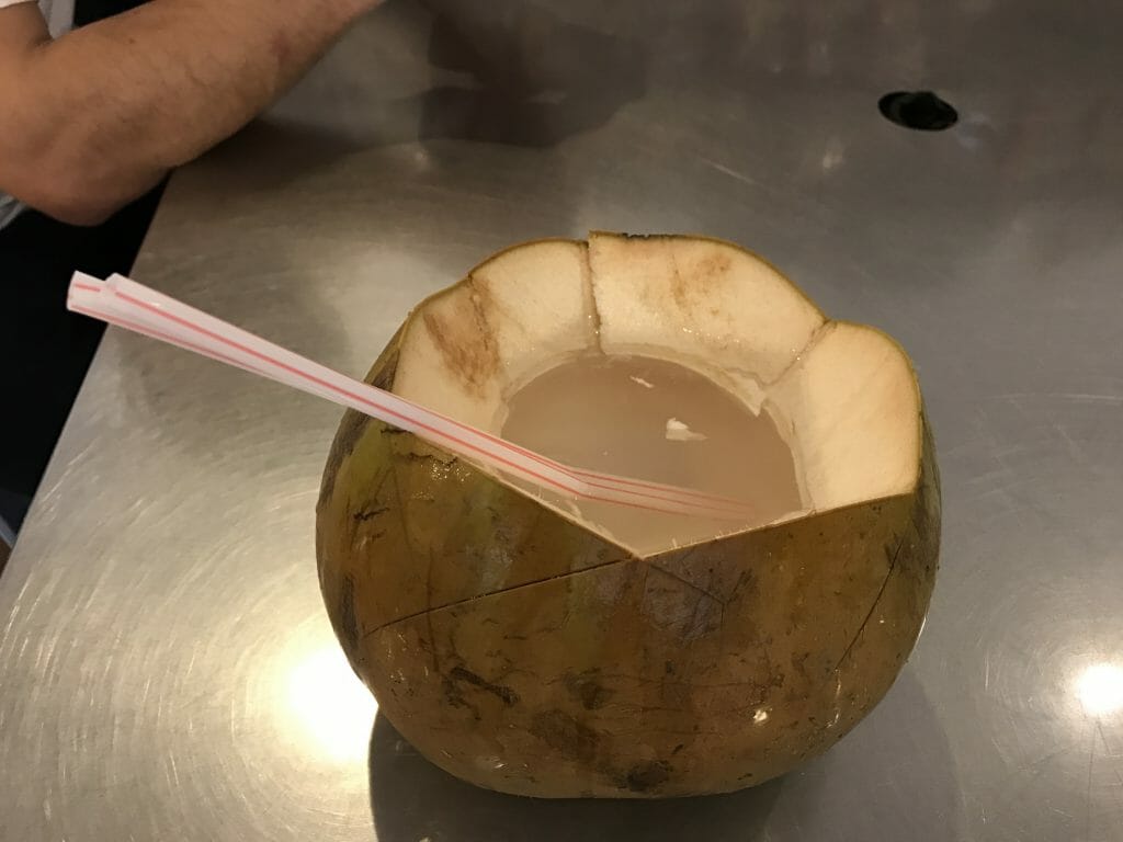 バトゥ洞窟近くのココナッツジュース