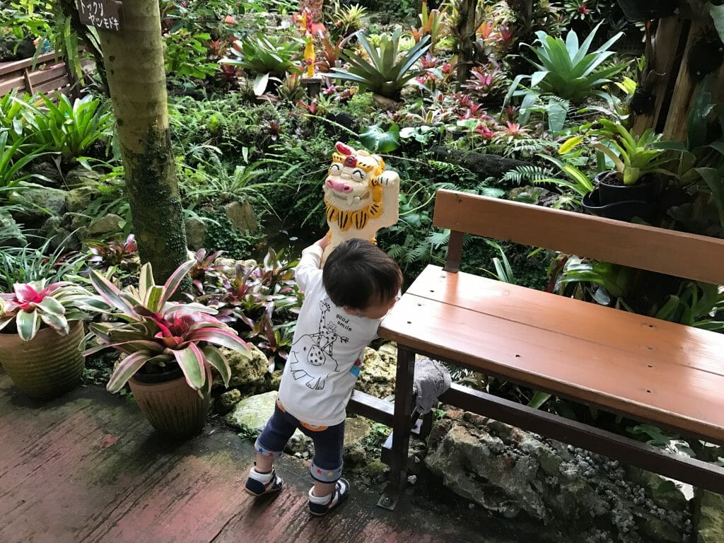 シーサーに抱きつく次男