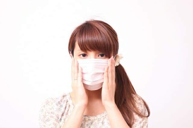 マスク姿の女性
