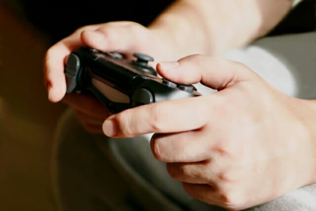 オンラインゲームにハマる大人