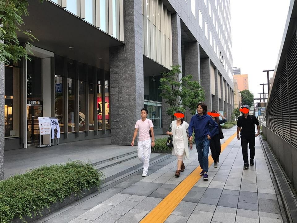 秘密の会合へ向かう一同