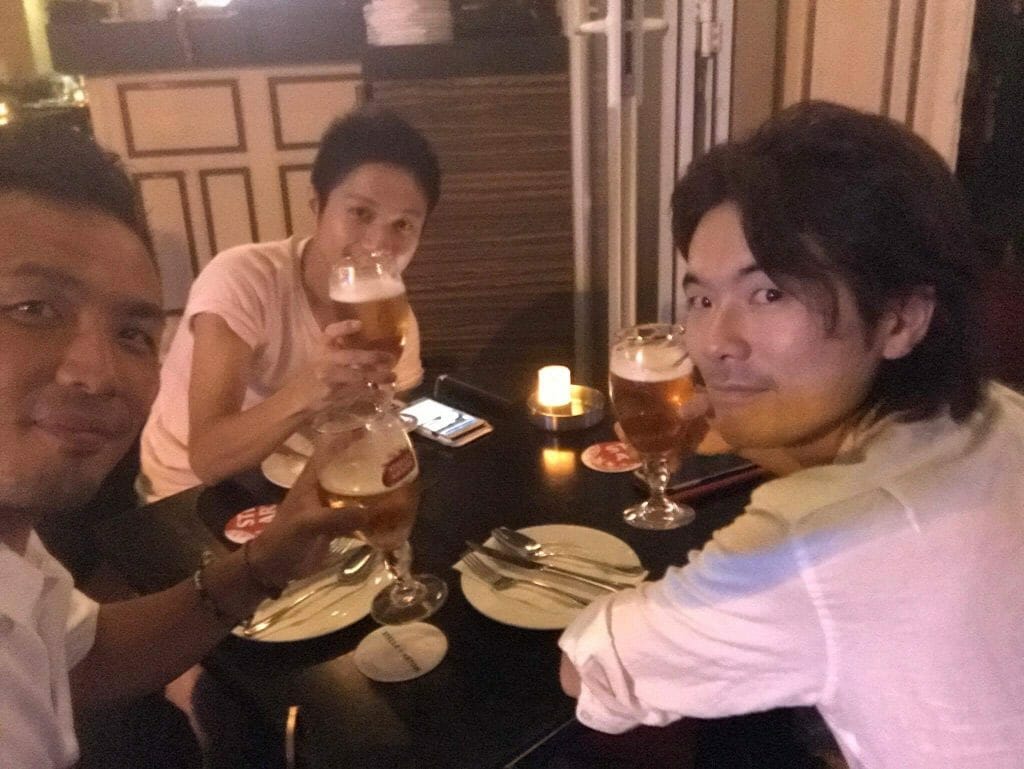 香港で夜中まで飲む三武将